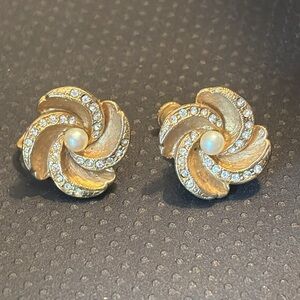 Western Antique gold tone screw on floral earrings!
